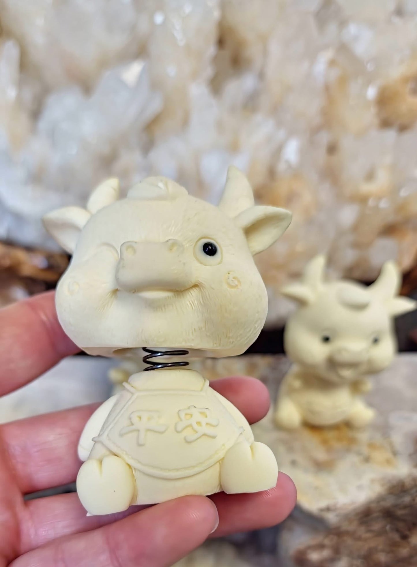 Ivory Nut Bobble Head Cow Set (284g)
