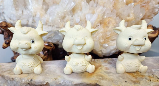 Ivory Nut Bobble Head Cow Set (284g)